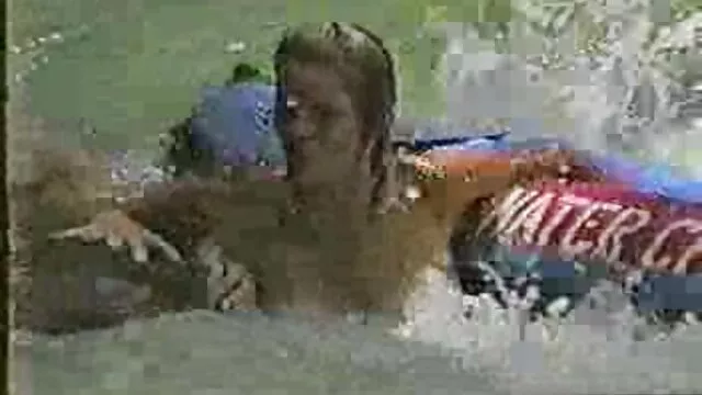 Un vídeo precioso, donde un primer plano muestra el orgasmo de una perra que se folla con un dedo y al final se lame los jugosos dedos en esperma. petardas hd español