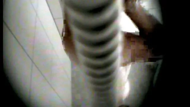 La perra tetona se inclina bajo una polla gorda porno hablando español y folla en anal