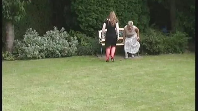 El tipo quería tanto meterlo en el agujero que metió su pene en una bola de boliche. Como resultado, se quedó atascado y este idiota tuvo que ir al médico. Sin embargo, sex xxx español cuando vio a una chica sexy en bata de baño, se animó