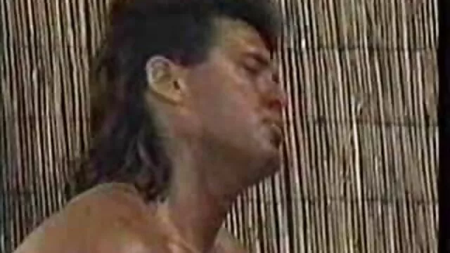 El tío se sentó sobre una peliculas porno sub español zorra tetona, le sacó el pene gordo, y la zorra lo tomó con las manos, empezó a masturbarse hasta acabar con sus enormes tetas.