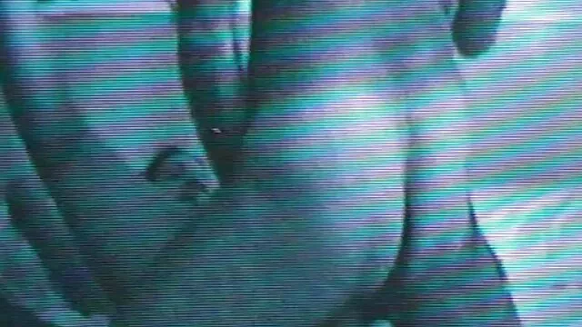 El lujurioso taxista le contó a la morena sobre las pornogratisespañol cámaras en el taxi y empezó a follarla