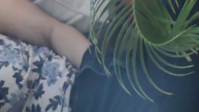 Una rubia de bragas porno español bueno transparentes frota su culo sobre una polla gruesa, la chupa y sustituye su jugoso culo por lubricación con esperma