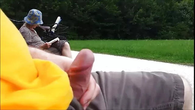 A la transexual pono subtitulado delgada le gusta masturbarse su enorme polla larga