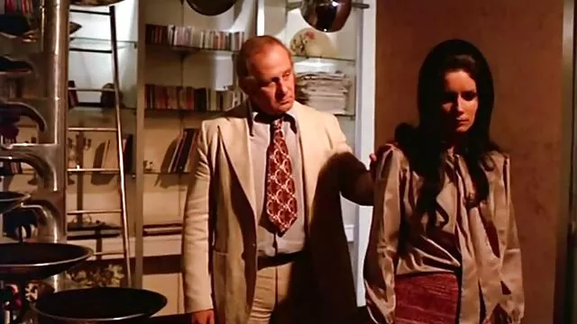 Una rubia tetona se la chupa a un hombre, preparándose para recibir una nueva invitada en su vagina húmeda. Pero hoy tiene que recibir dos invitados a la vez, tanto en el coño como en la boca, videos porno audio en español al mismo tiempo.