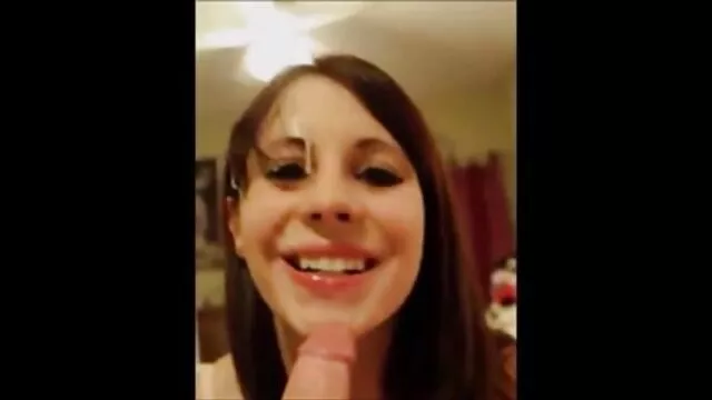 Los eventos sexuales se desarrollan en una amplia cama en el dormitorio de jóvenes lesbianas, chicas que lamen coños y gimen de placer, porque son amantes del cunnilingus y la porno audio español latino ternura oral.