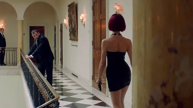 Un calvo se porno con español folla a una zorra peluda en el vestuario