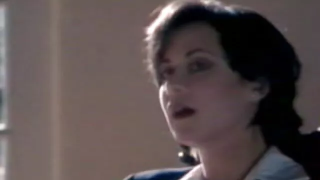 La perra espera a su porbo español hijo de puta en hermosa lencería