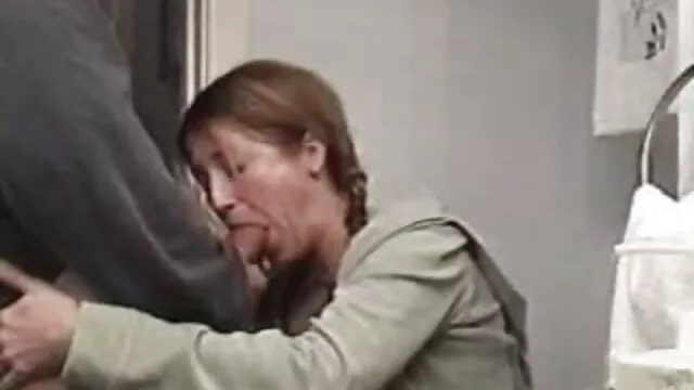 Joven gay pajeando a su pequeño en la cama peliculas xxx en castellano