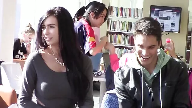 La rubia Karol Lilien chupa la polla de xexo español su amigo y folla con él