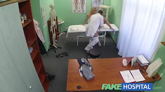 Una perra con los ojos vendados acaricia sus videos anal español tetas y acaricia un coño