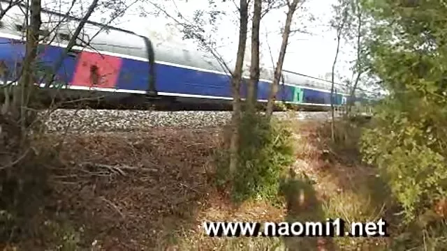 Un maduro se folla a una morena tetona en medias y se escurre el esperma en porno con animales en español su pubis