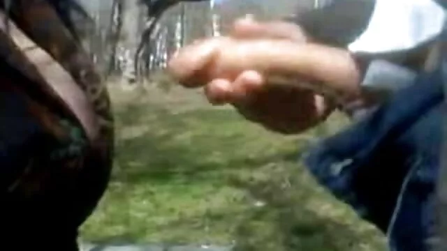 Un bebé de cintura estrecha chupa suavemente un pene largo y se folla el coño porno en espanol latino