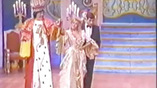 Una jovencita rubia de gafas y tetas grandes folla con un guapo videos x maduras español