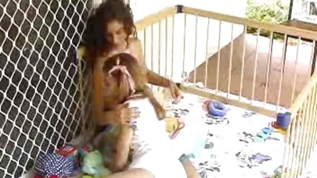 La perra se la chupa a un joven estudiante en el ver peliculas porno en castellano baño