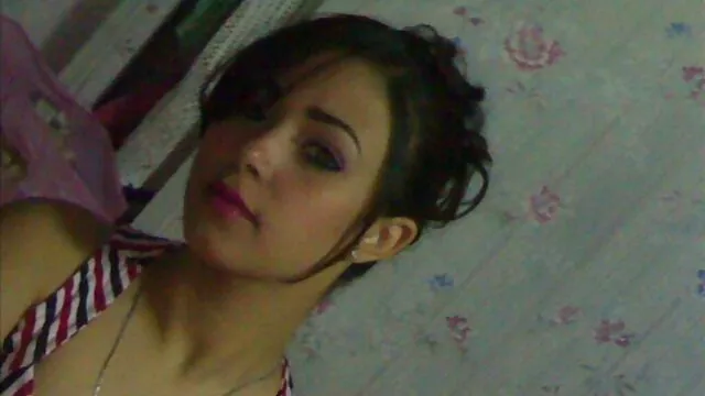 Una morena sexy se acercó a su novio y se sentó en su cara con su porno en idioma castellano coño esponjoso y cuidadosamente recortado, lo hizo lamerlo para brillar y luego follar