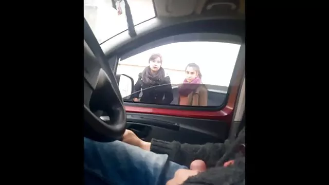 Sirvienta francesa de tetas colgantes chupa la polla videos porno en español por dinero de los invitados