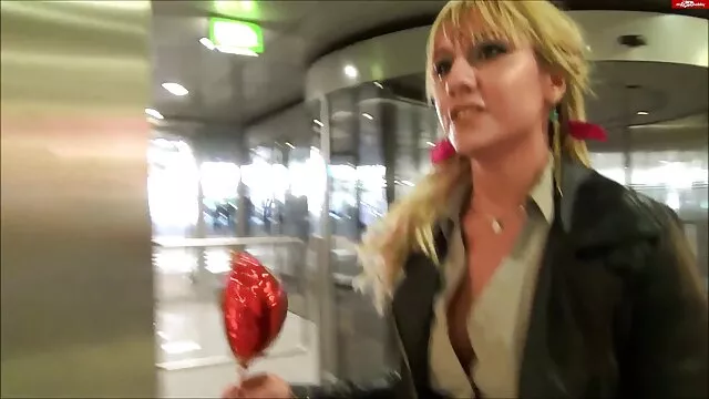 Un videos lesbicos español joven alumno se sentó en la mesa frente al maestro y comenzó a seducirlo.