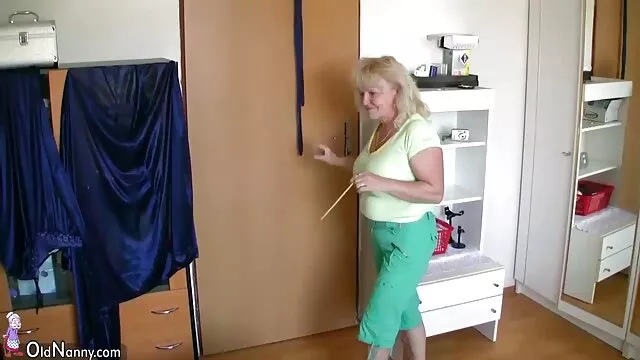 Una peliculas xxx gratis online perra lasciva se sienta anal en el pene, y la segunda captura bolas en su boca