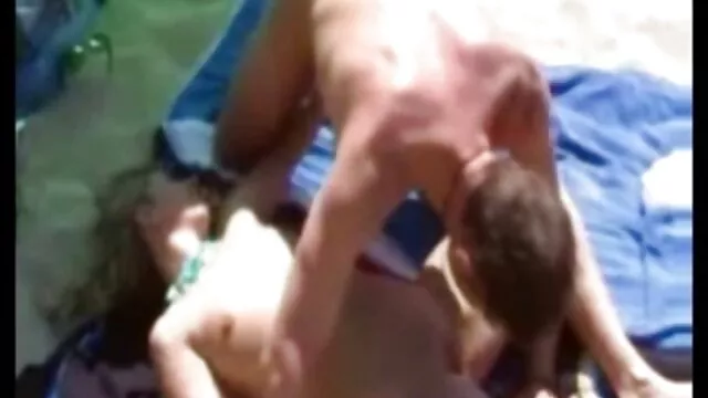 Cornudo bisexual chupa la gorda polla faking tv porno de su sexy esposa