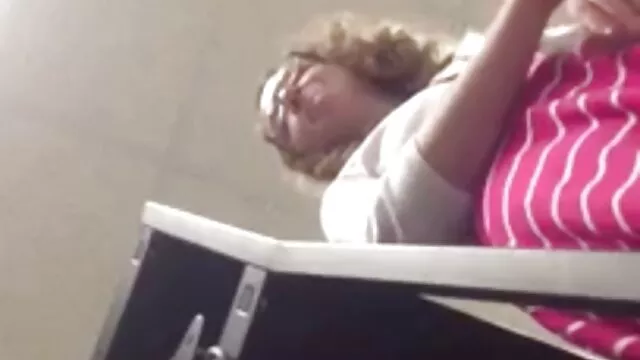 Una escena francamente impactante en la que una morena sexy, que videos ponos gratis en español no tiene ni una gota de pudor de niña, se limita a garabatear una mamada impresionante a su aturdido chico en un trolebús lleno de pasajeros.