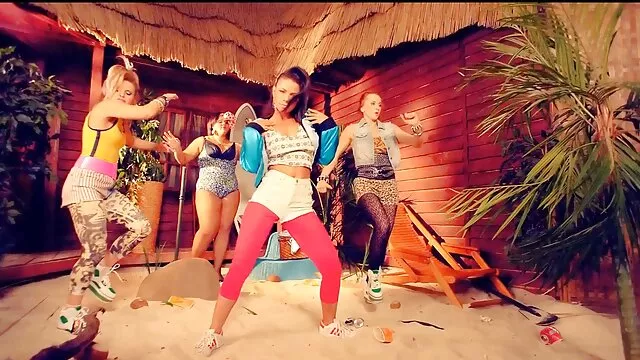 Puta tetona se pajea una polla porrno en español gorda y folla anal con un chico